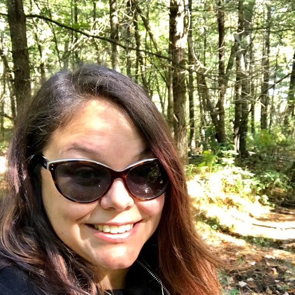 Meet your Posher, Nicole - Picture 2 of 3